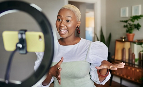 illustration femme se filmant avec son téléphone